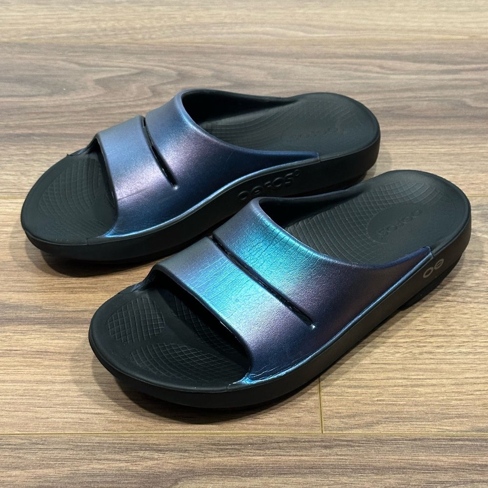 Oofos Ooahh Luxe Slide Sandal in Midnight Spectre Size 8